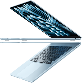 Zwei geöffnete MacBook Air Laptops in Farbe Himmelblau bilden einen Pfeil, um das dünne Profil zu betonen